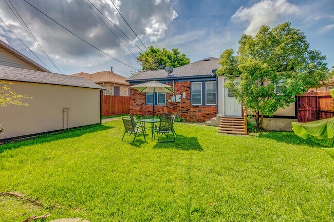 Building Photo - 4828 Wharton Dr