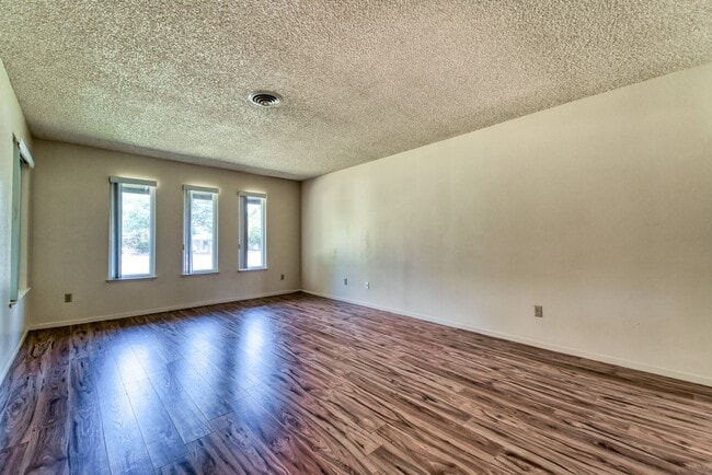 Building Photo - Spacious 4-Bedroom Home with Fenced Yard a...