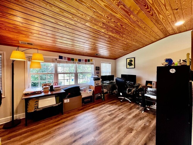 Building Photo - Love Where You Live in Lake Shores!