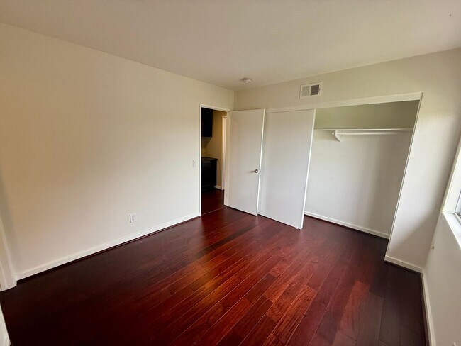 Building Photo - 4 bed, 3 bath Townhouse in Gated Community...
