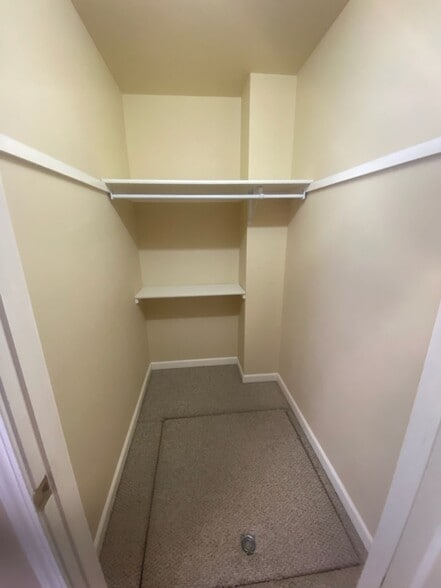 Building Photo - 712 Oakmont Rd