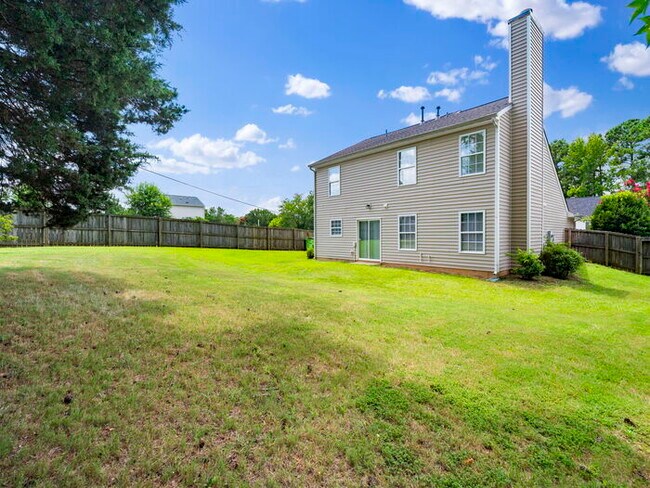 Building Photo - Spacious and Move-In Ready Home! - Fenced ...