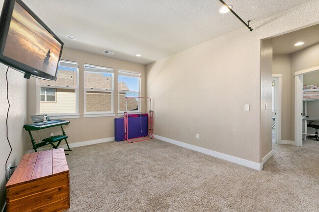 Building Photo - 4 Bedroom, 4 bathroom, Plus office and Loft!