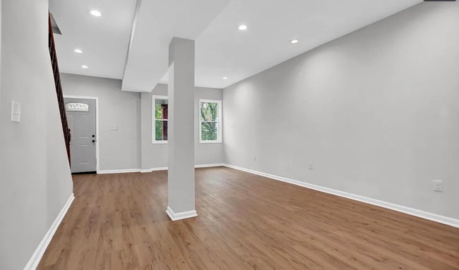 Building Photo - Beautifully Updated Townhome