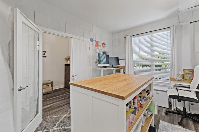 Building Photo - 134 Longmire Cv
