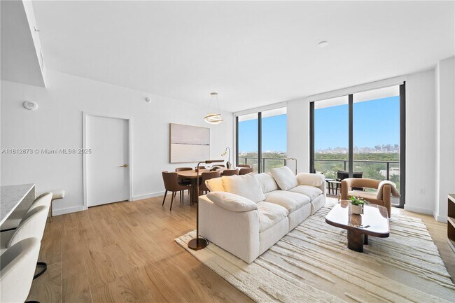 Building Photo - 2678 Tigertail Ave