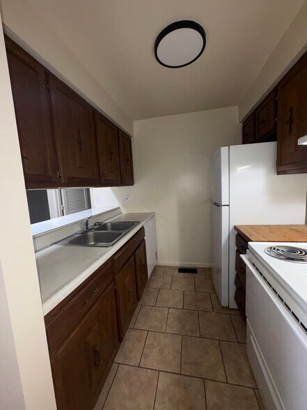 Kitchen - 5317 Greencroft Dr