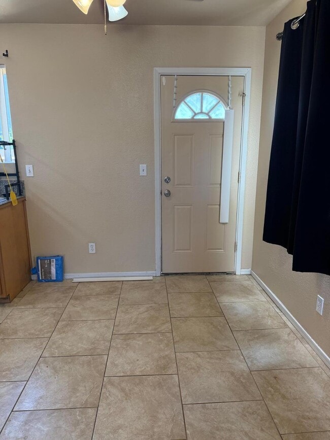 Building Photo - 1438 N Shill Dr