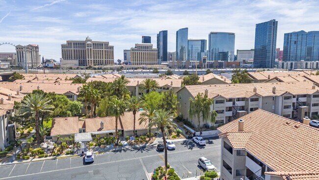 Building Photo - "Spacious 2-Bed, 2-Bath Condo Retreat in the Heart of Las Vegas!"