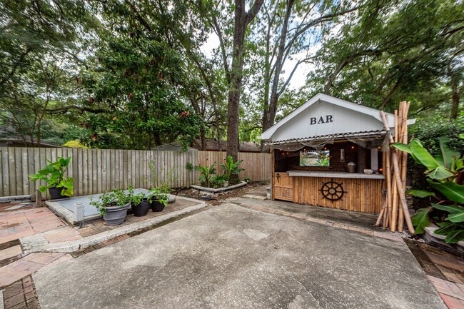 Building Photo - 6 Bedroom, 2.5 Bath House in Drayton on th...