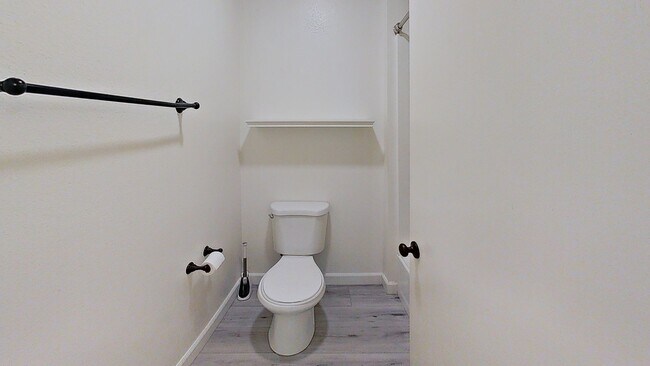 Building Photo - 3/Bedroom Townhouse In Woodland Hills!