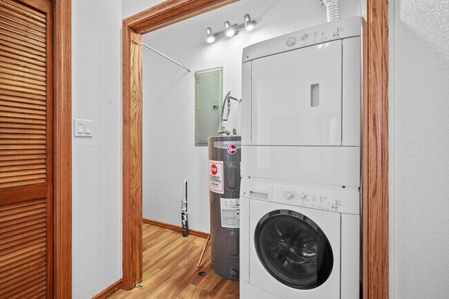 Building Photo - 1020 Walsen Rd