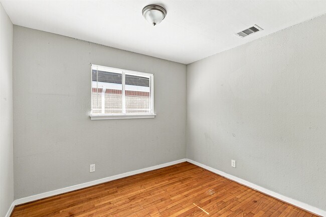 Building Photo - 509 Avenue J
