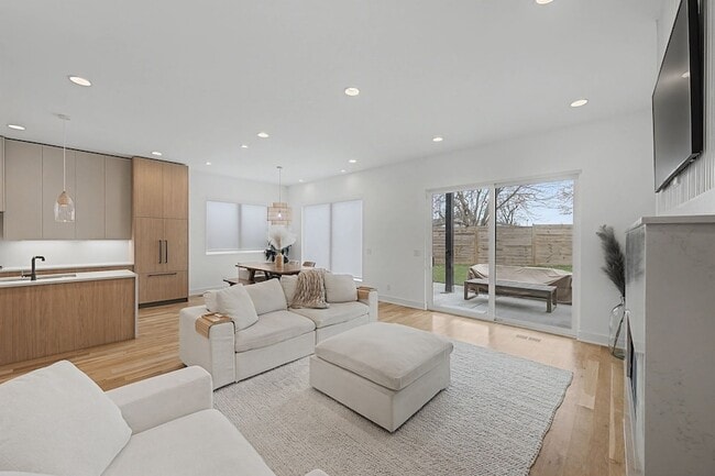 Building Photo - 2510 Barclay Dr