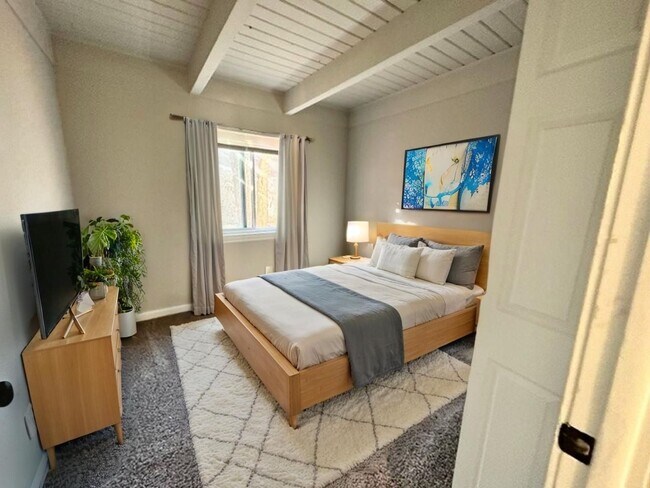 Building Photo - 425 E Fountain Pl