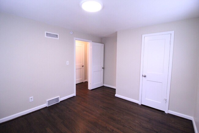 Building Photo - April FREE On This Updated 1 Bedroom 1 Bath Duplex in Navy Hill Area in Olathe
