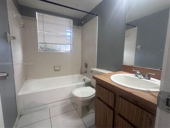 Building Photo - 821 Twin Lakes Dr