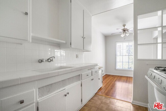 Building Photo - 8551 Holloway Dr
