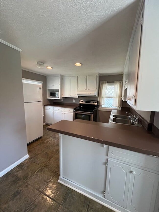 Building Photo - 2 Bedroom, 1 Bath Home