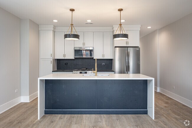 3BR, 3BA - 1650SF - Kitchen - 1647 W Irving Park Rd