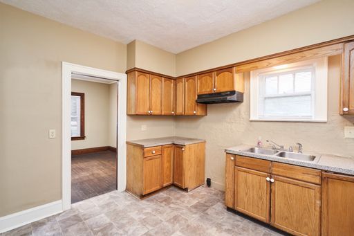 Building Photo - East Akron 3 Bed Home Available (Open to S...