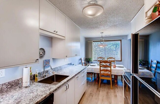 Building Photo - Top-Floor Gem – 2 Bed, 2 Full Bath, W/D, A...
