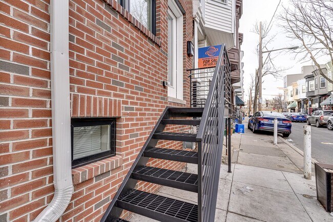 Building Photo - Brand New Luxury Home Brewerytown
