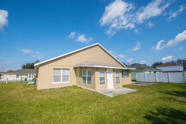 Building Photo - 3 Bed 2 Bath Home with Stainless Steel App...