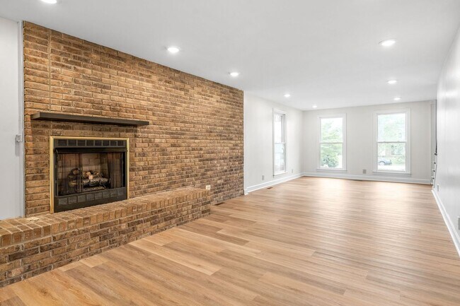 Building Photo - 108 Rolling Meadow Dr
