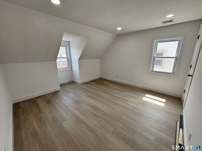 Building Photo - 23 Roosevelt Ave