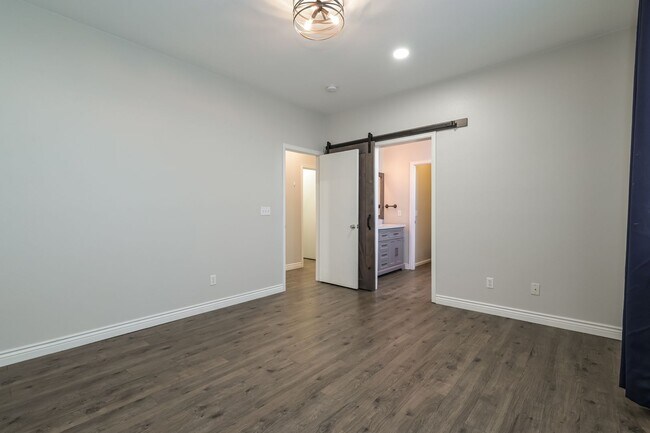 Building Photo - Bright & Airy 3 Bed/2 Bath with Attached Garage