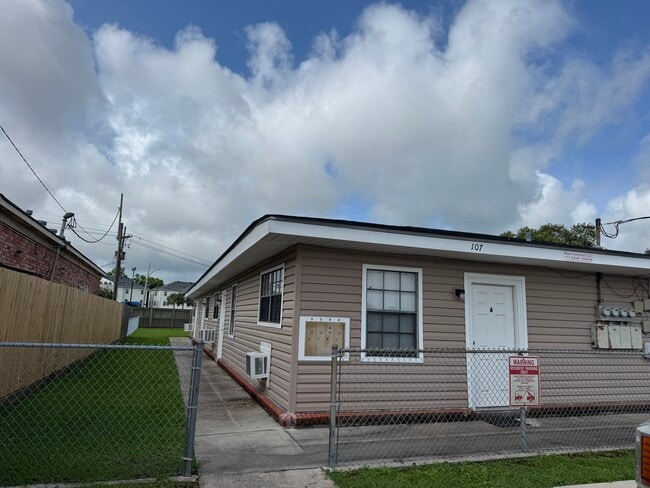 Building Photo - 107 Upsilon St