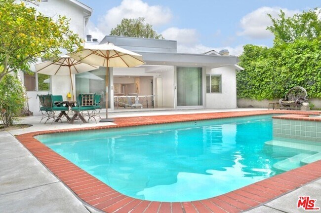 Building Photo - 4031 Hollyline Ave