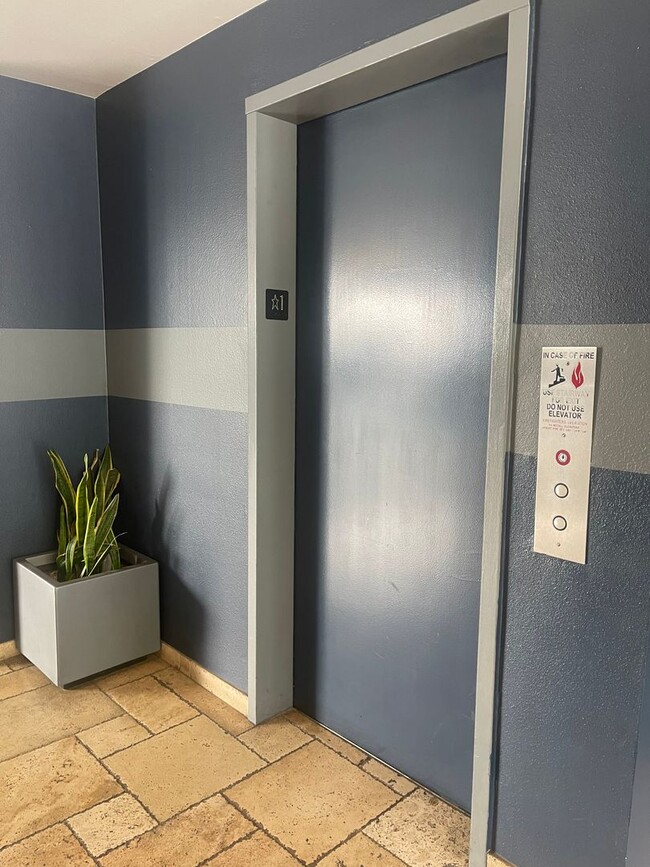 Building Photo - Hollywood Luxury 2 Bed Condo!