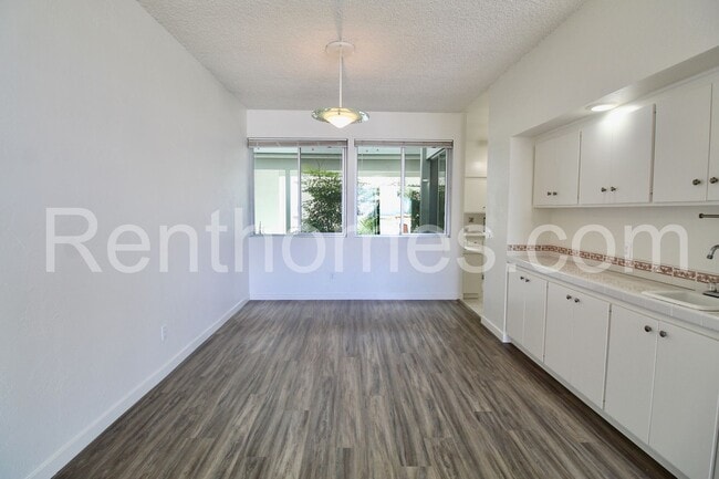 Building Photo - La Jolla, 5383 Chelsea St #104, Beautiful Ocean Views, Controlled Access Building and Parking!