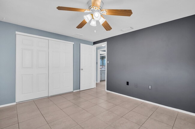 Building Photo - 1415 Yale Dr