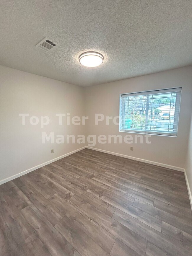 Building Photo - Beautiful 4 Bed/2 Bath House in Central Oceanside - Available 01/02***