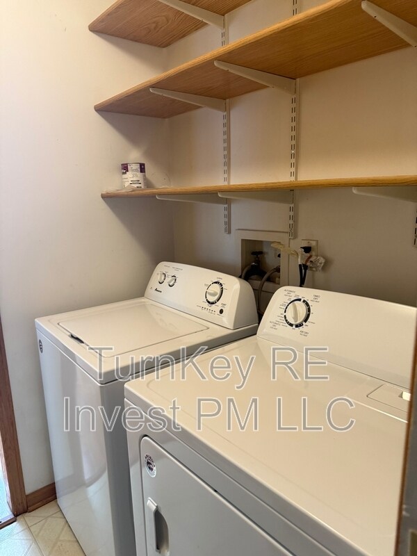 Building Photo - 13964 Danbury Dr