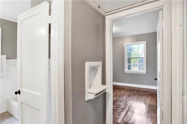 Building Photo - Newly Remodeled 2 Bedroom | 1 Bathroom