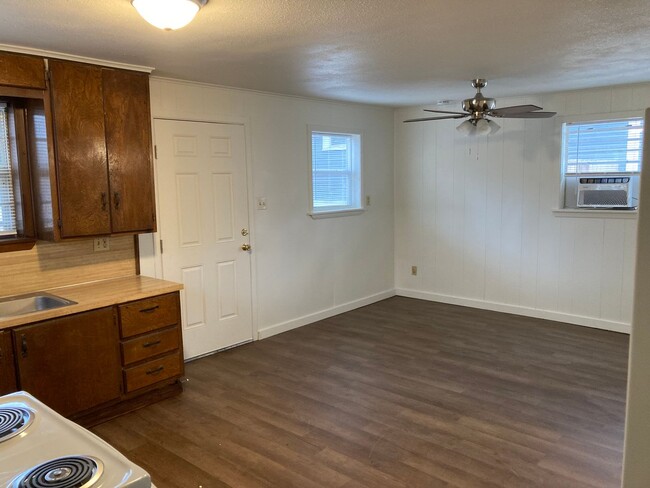 Building Photo - Cozy one bedroom, one bath in a great fami...