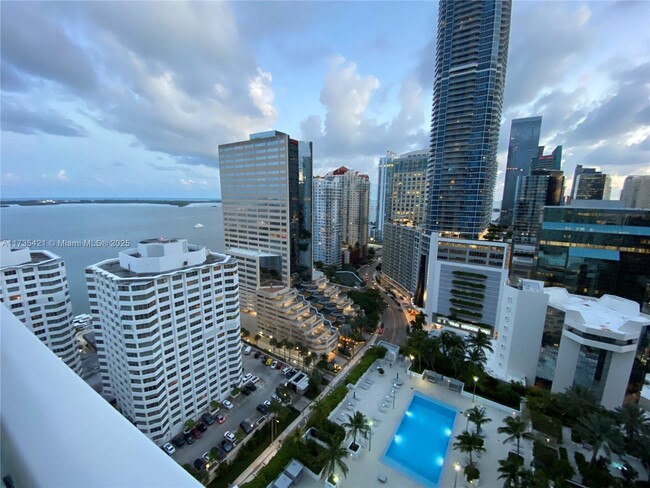 Building Photo - 950 Brickell Bay Dr