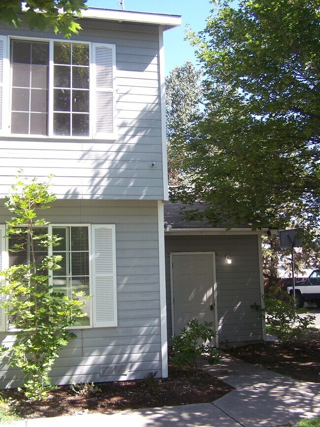 Building Photo - Ground Level 2 Bed/1 Bath in NW Redmond Fourplex