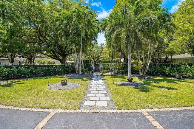 Building Photo - 711 Sunset Dr