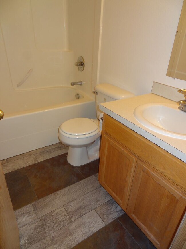 Building Photo - Sulbri04-102/104/106 Rice LN