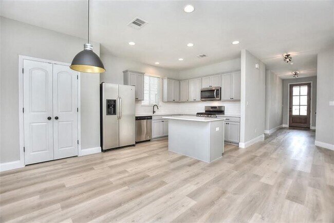 Building Photo - 204 Russet Trl