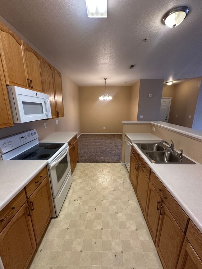 Building Photo - Move in ready 2-bedroom Condo- Community P...