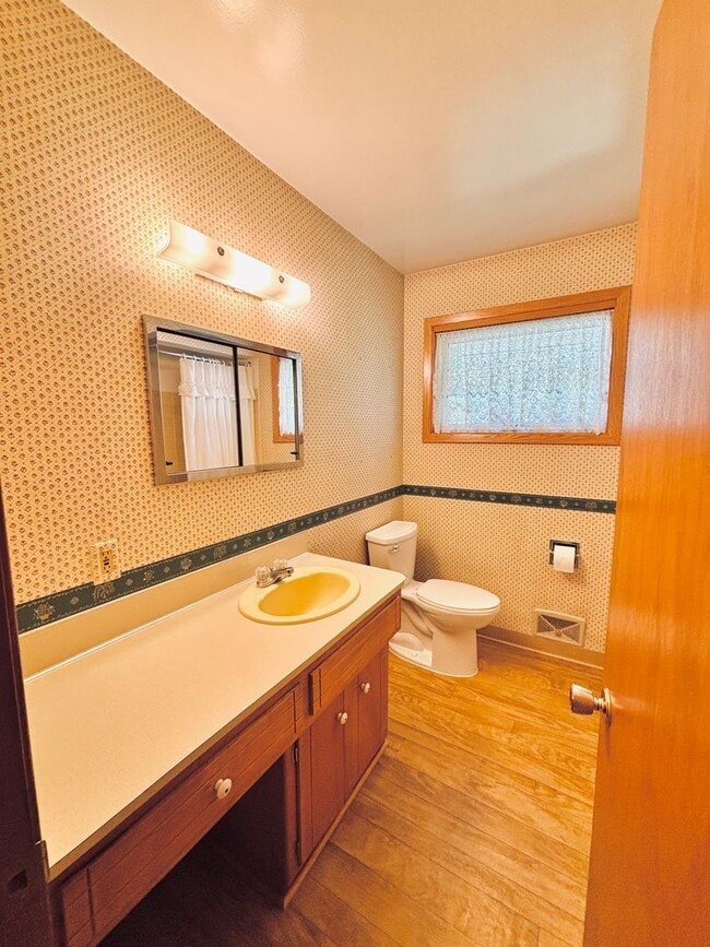 Building Photo - Sprawling 3bedroom 2bath Home in Roseville...