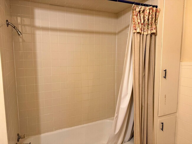 Building Photo - Cute 2 Bed 1 Bath Craftsman Home