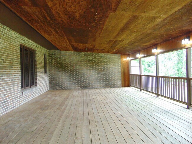 Building Photo - Amazing 3 Bed 2 Bath Country Home With Fab...