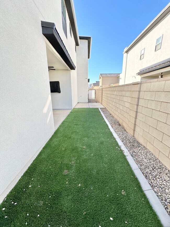 Building Photo - 4 Bed Desert Color Home!